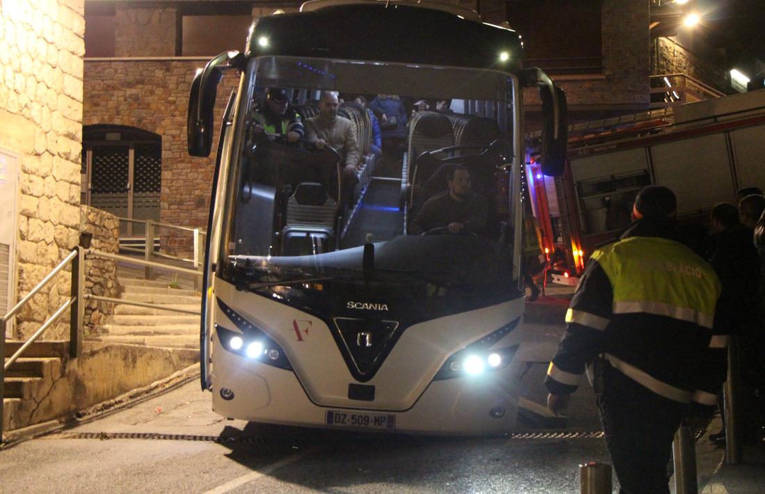 Un autobús queda entravessat durant una hora i mitja al carrer de les Canals