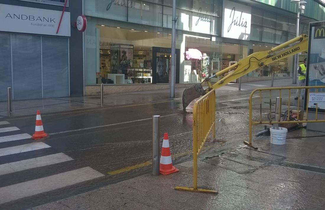 La rebentada d'una canonada provoca una inundació entre la plaça Rebés i Príncep Benlloch