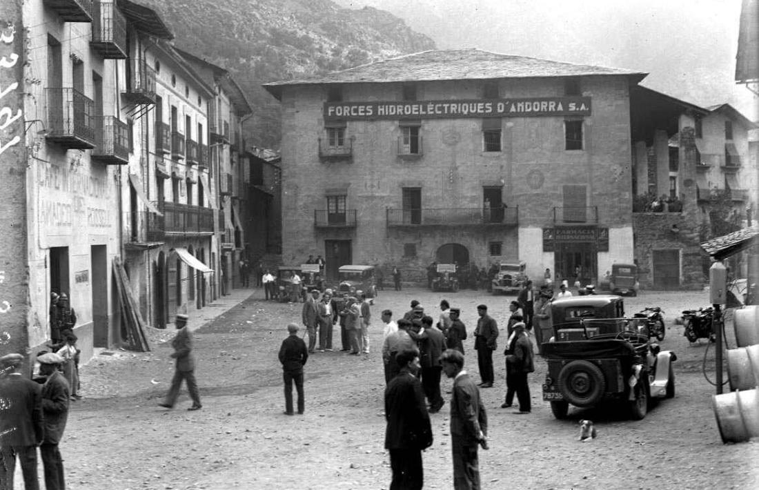 Setembre del 1933: formigueig inquiet de natius i gendarmes, que han instal·lat el quarter general a ca l'Eduardo, a la plaça Benlloch de la capital.