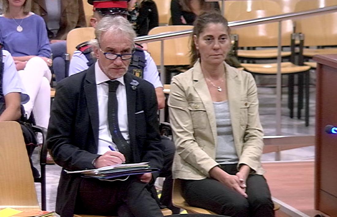 Els pares de la Nadia asseguts al banc dels acusats ahir a l’Audiència de Lleida.