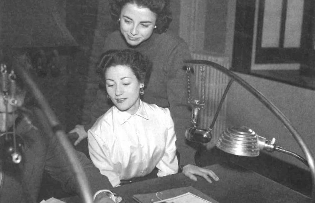 Carmen del Monte i Lydia Linares, la segona meitat dels anys 50, als estudis de Radio Andorra del Roc de les Anelletes, a Escaldes.