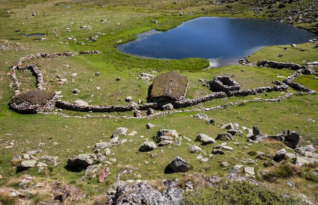 Excavat en les campanyes del 2008 i el 2009, l'encampadà orri del Cubil és l'estrella del patrimoni en pedra seca. Ho té tot: munyidora, tancat i tres cabanes.