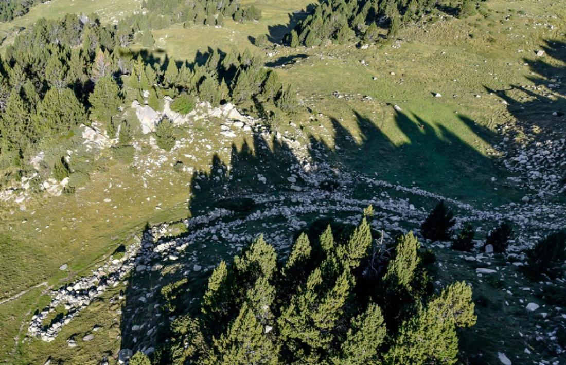 Orri de Mateu, a la vall del Madriu, amb pleta per tancar-hi el ramat, documentat a mitjans del segle XVII: el van construir a més de 2.300 metres d’alçada; a baix, feixes a Sant Julià de Lòria –proliferen a partir del segle XVIII per guanyar terreny de cultiu– i una de les cinc cabanes d’Encodina (Ordino), que es completen amb dues pletes. 