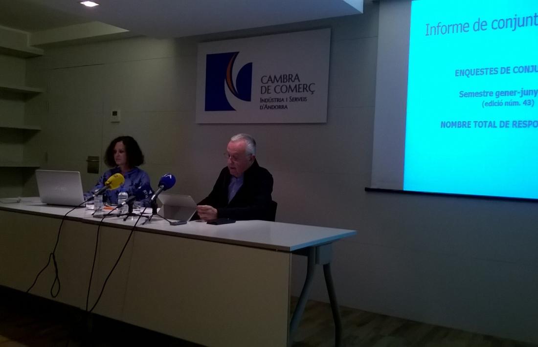 La directora i el president de la CCIS, Pilar Escaler i Miquel Armengol, van presentar ahir els resultats de les enquestes de conjuntura.