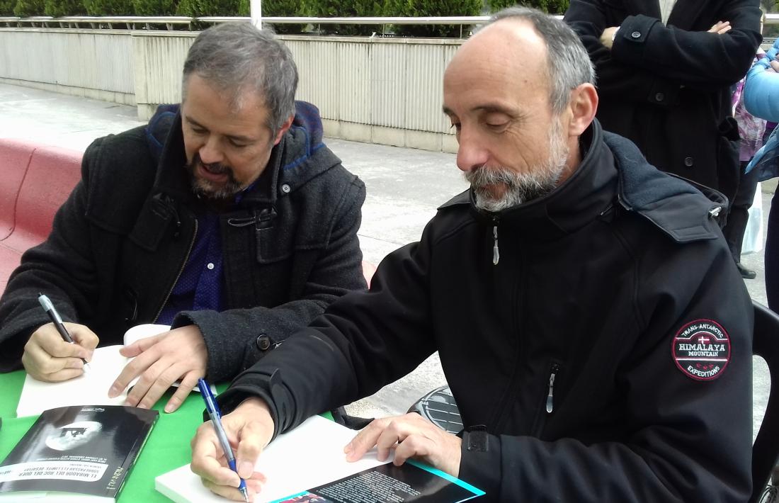 Gabriel Fernández (‘Memòries d’un community manager’) i Albert Ginestà (‘[I.Reals]’) firmen exemplars a la plaça del Poble de la capital.