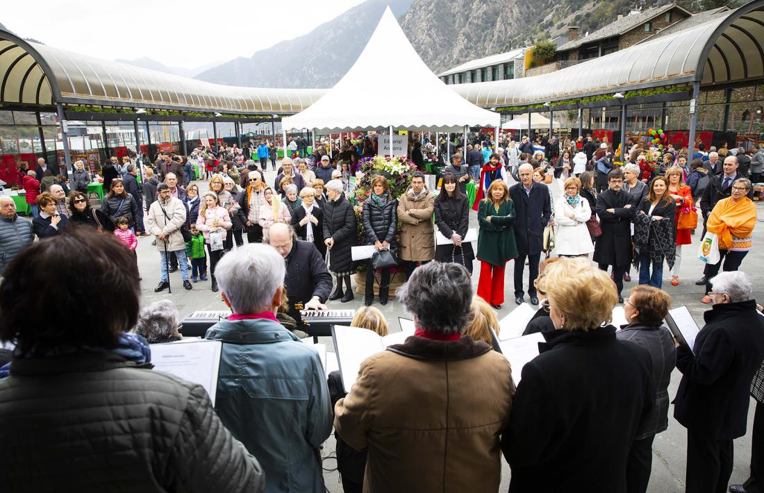 La coral de la Gent Gran va inaugurar la fira del llibre a la plaça del Poble.