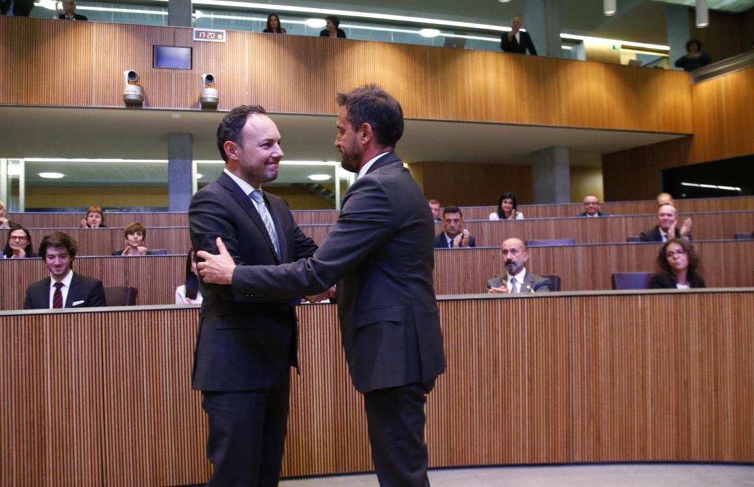 El cap de Govern electe, Xavier Espot, rep la felicitació del candidat del Partit Socialdemòcrata, Pere López.