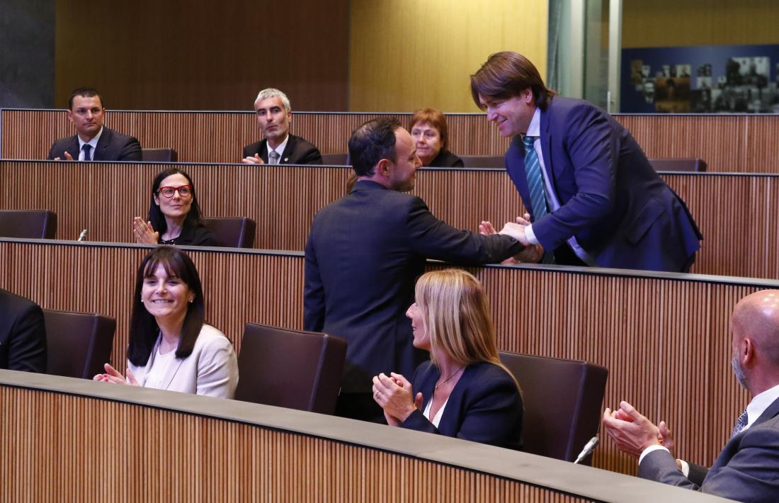 El conseller general de Ciutadans Compromesos Carles Naudi d’Areny-Plandolit felicita el cap de Govern electe, Xavier Espot.