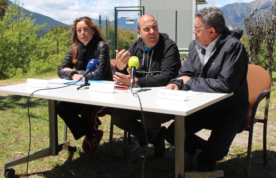 Sandra Tomàs, consellera de Gent Gran i d'Infància d'Escaldes-Engordany; Pere Moles, comissari de la Biennal Andorra L'Andart, i Albert Moles, director general de FEDA.