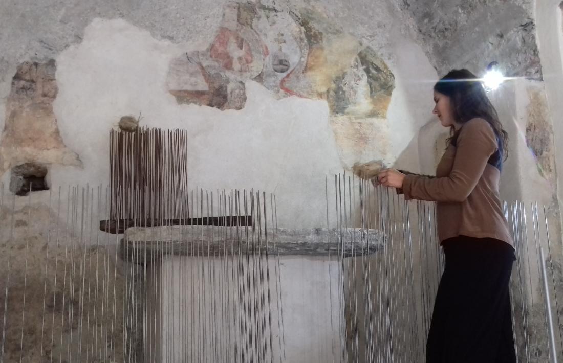 L’artista ordinenca col·loca un dels nius de ‘Preludi’ a l’estructura de barnilles que ha aixecat a la capella de Santa Bàrbara.