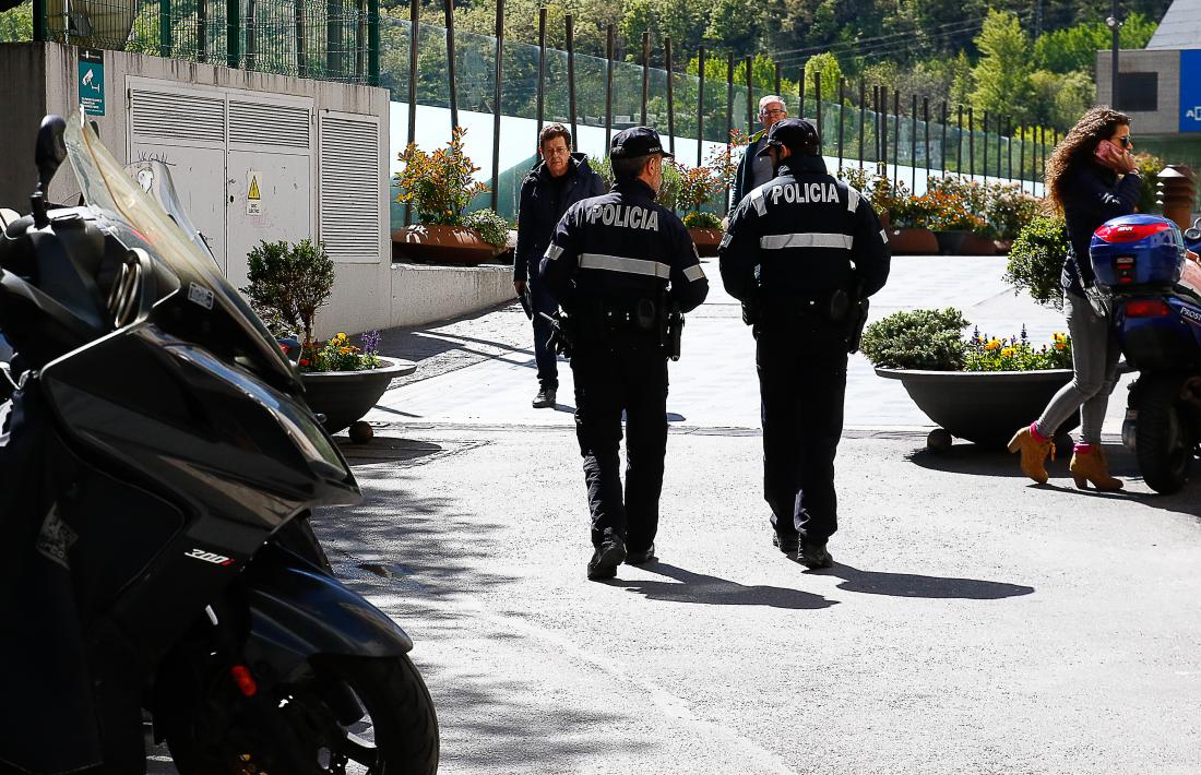 Dos agents de policia es dirigeixen cap a la plaça del Poble.