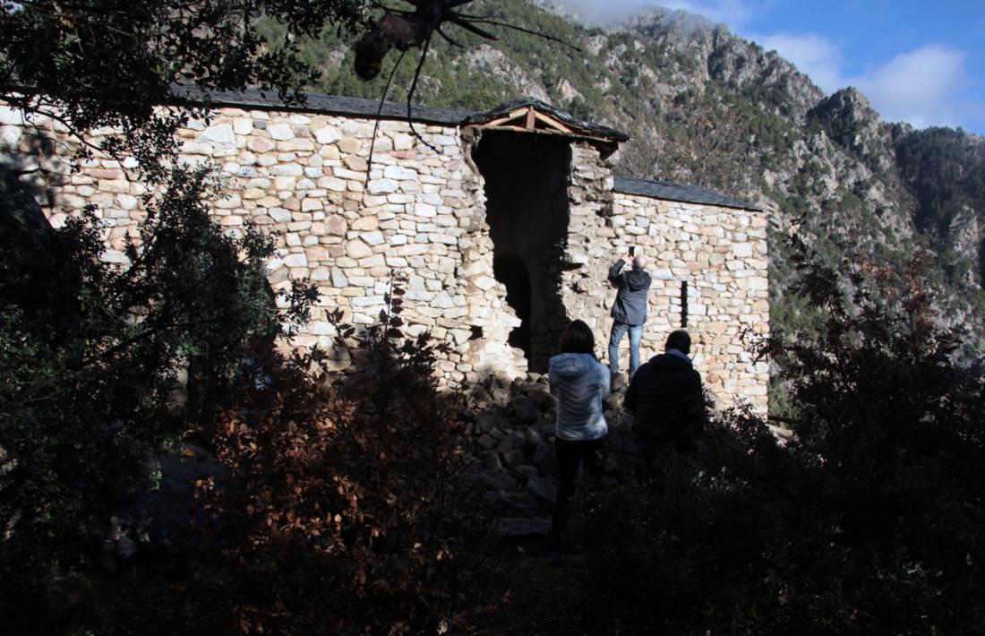 Xavier Llovera observa el forat que va deixar el campanar de Sant Vicenç d’Enclar.