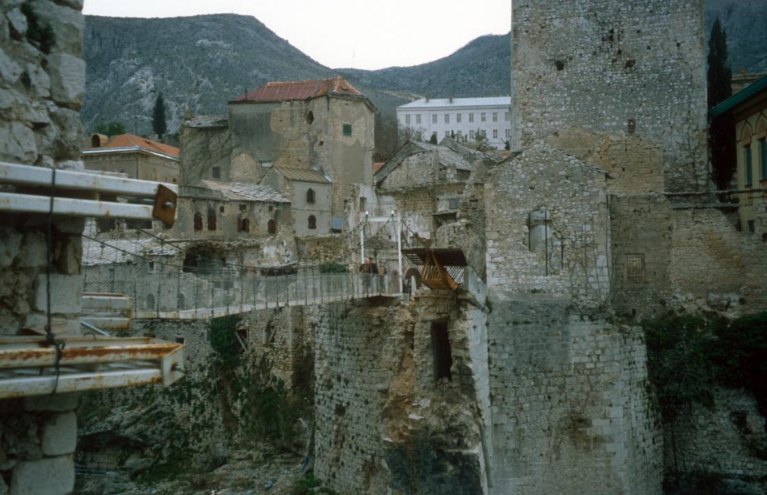 El pont de Mostar, que datava del segle XV, va ser volat el 9 de novembre del 1993 durant la guerra de Bòsnia.