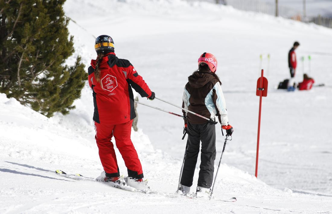 Personal treballant a les pistes d’esquí del país.