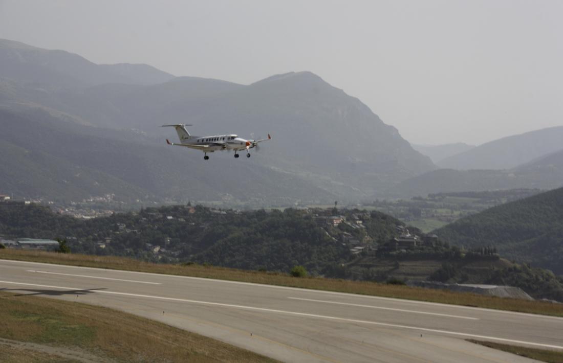 Un avió arribant a l’aeroport d’Andorra-la Seu d’Urgell.