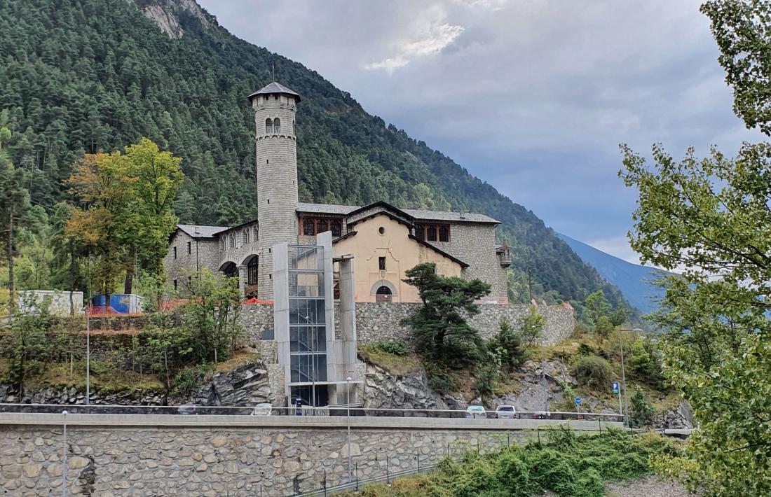 VIsta frontal de l'edifici de Radio Andorra, amb el polèmic "nucli de comunicació vertical" en construcció.