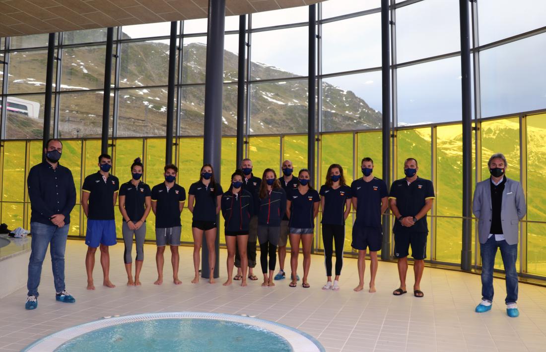 Un grup de la selecció espanyola de natació va rebre ahir la visita institucional de Xavier Fernàndez (Comú d’Encamp) i de Justo Ruiz (secretari d’Estat d’Esports). Foto: Comú d'Encamp