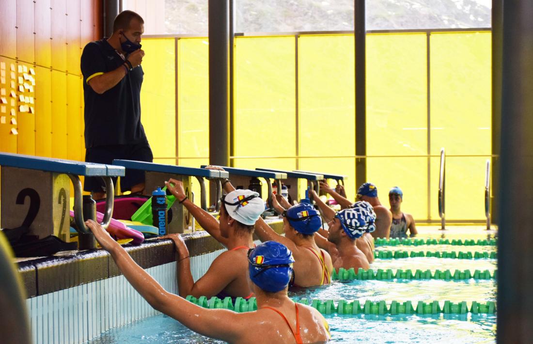 L’entrenador Jordi Jou xerrant amb els nedadors que ahir es van entrenar al Pas de la Casa. Foto: Agències