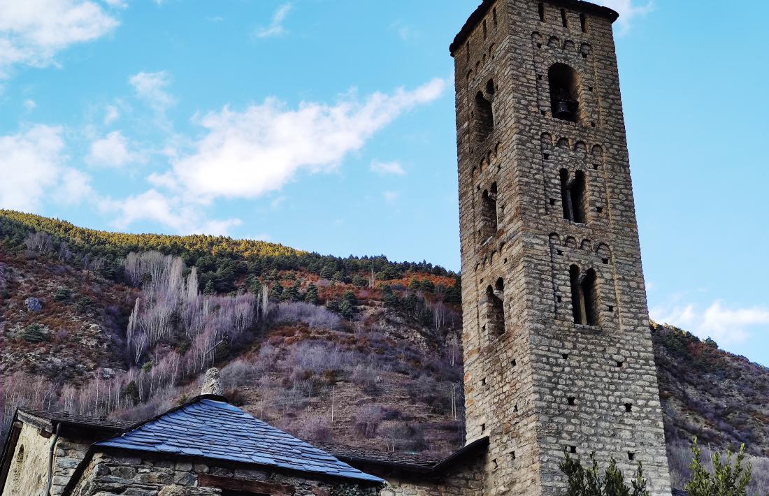 El campanar de Santa Eulàlia, aixecat sobre el cementiri i que als anys 80 Margarit va recalçar per evitar que col·lapsés.