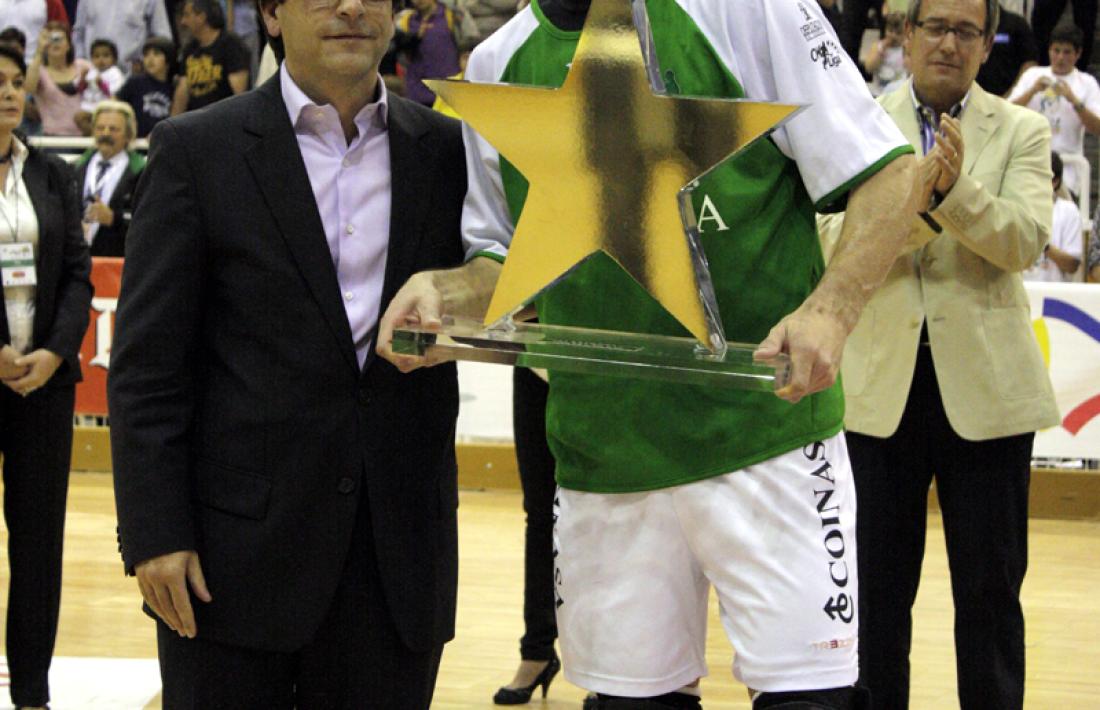 Jordi Cinca va entregar el premi d’MVP de la fase final a l’argentí Pablo Álvarez. Foto: FEP.ES