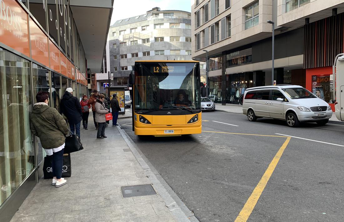 Un autobús arribant a la parada a la capital.