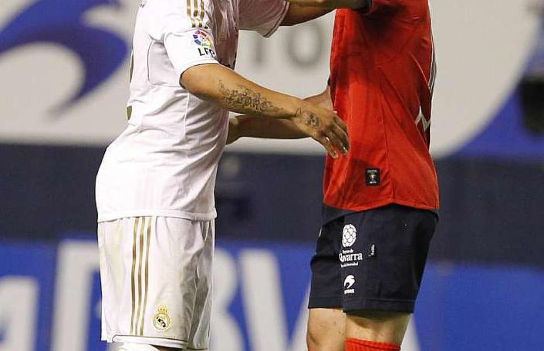 Jon Echaide, amb l’Osasuna, saludant Marcelo. Foto: LFP