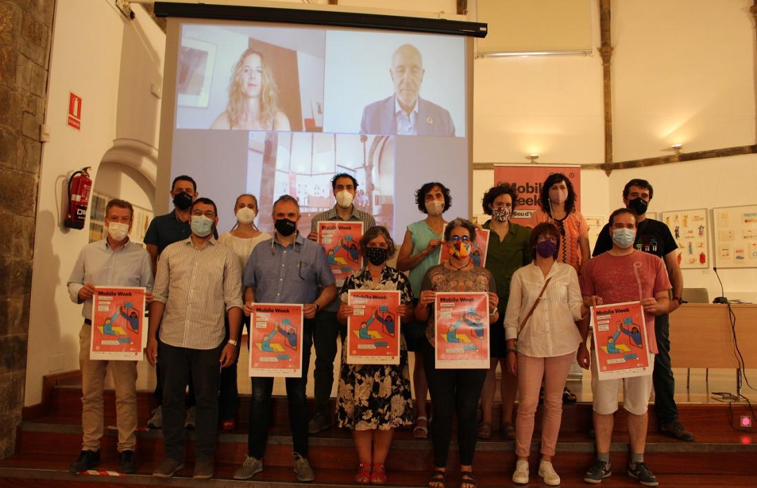 Foto de família d’alguns dels implicats en l’organització i participants en les propostes de la  trobada tecnològica. 