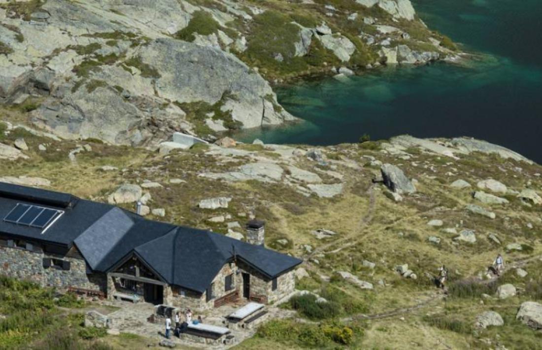 Vista del refugi guardat de Juclar, a Canillo.