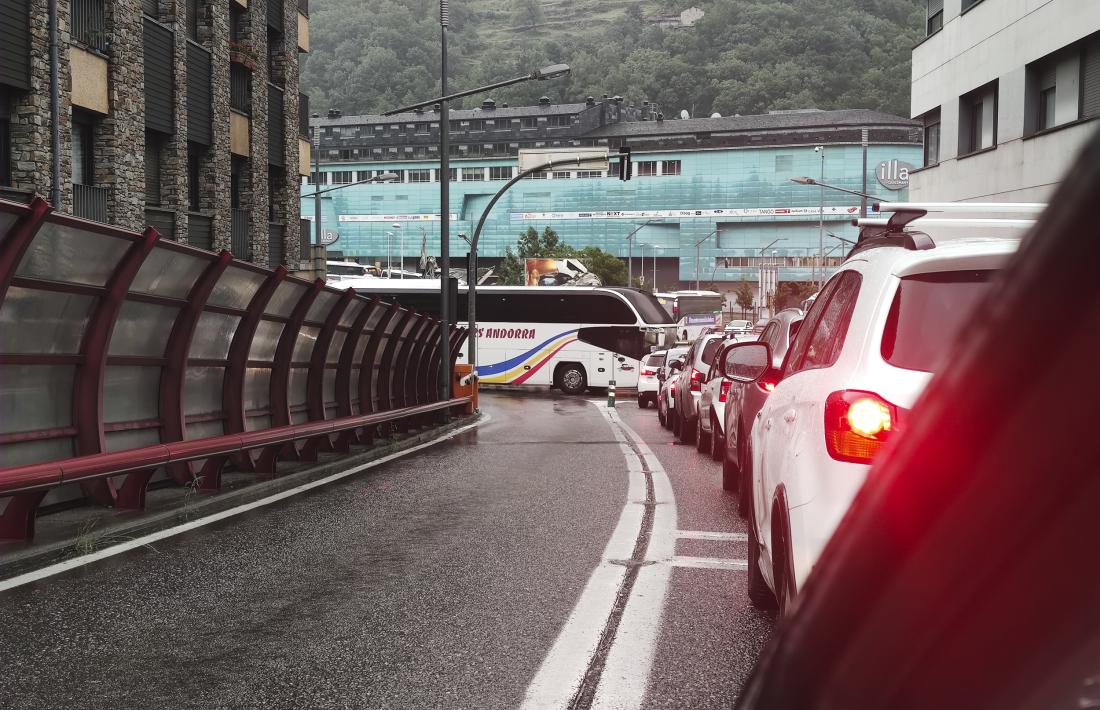 Cues de cotxes a la sortida del túnel del Pont Pla.