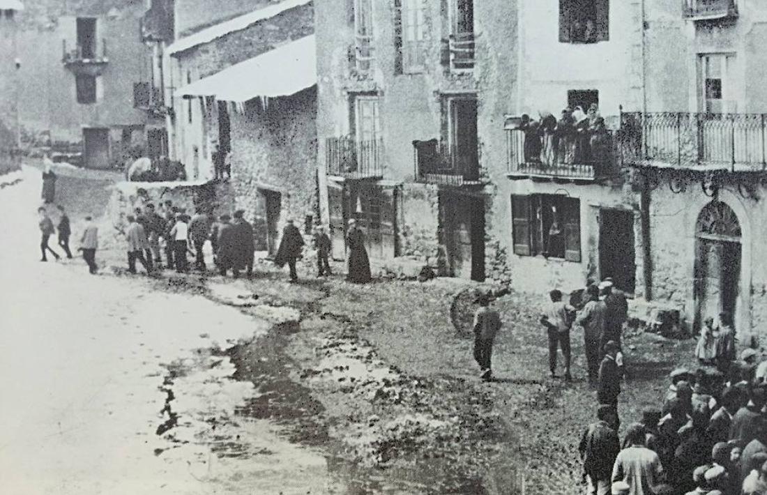 Manuel Bacó, el 17 d’abril del 1896, és conduït a la presó de Casa de la Vall després que li hagi sigut commutada la pena de mort.