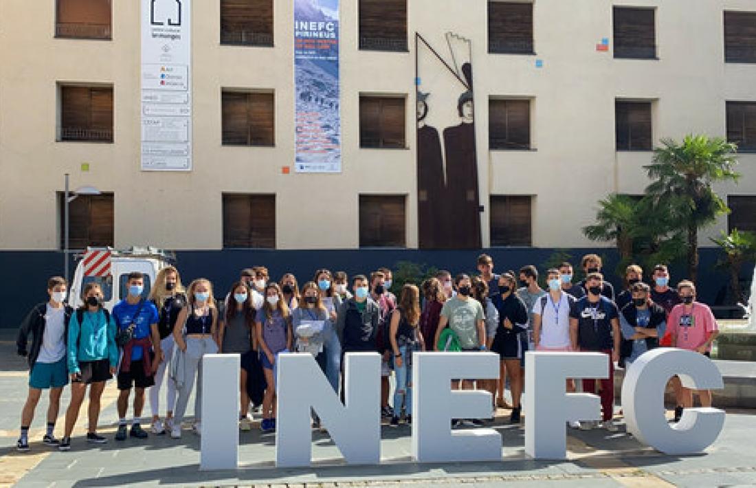 Imatge dels 40 alumnes a l'exterior del centre cultural Les Monges.