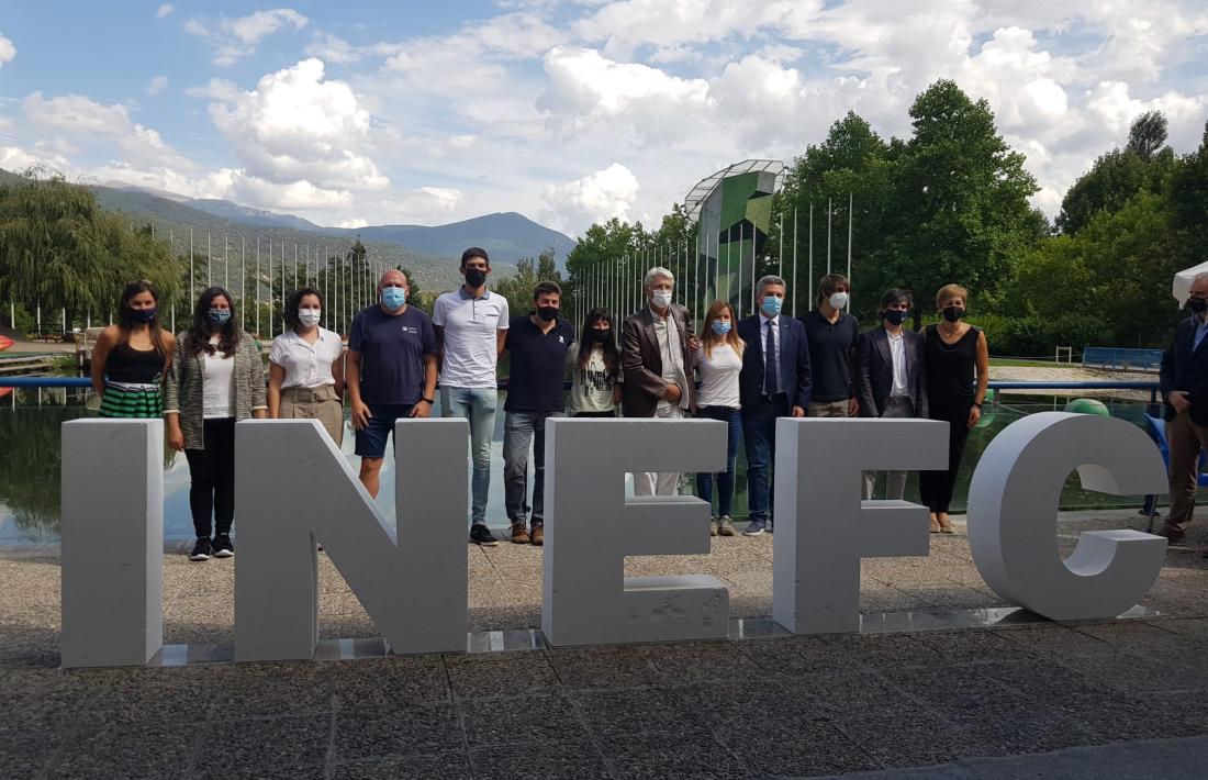 Foto de grup del personal docent i PAS del nou centre, que juntament amb l’alumnat, i parlaments a banda, eren els protagonistes reals de la jornada. 