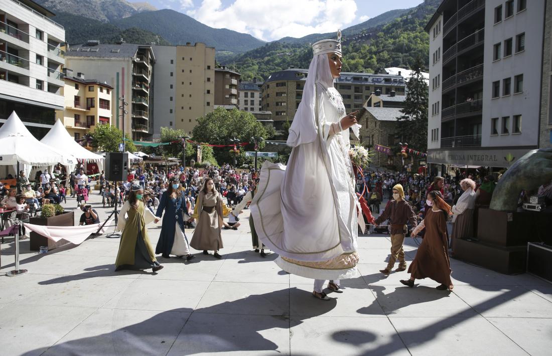Un instant de la representació de diumenge de la ‘Llegenda de la Dama Blanca d’Auvinyà’ a la plaça de la Germandat.  