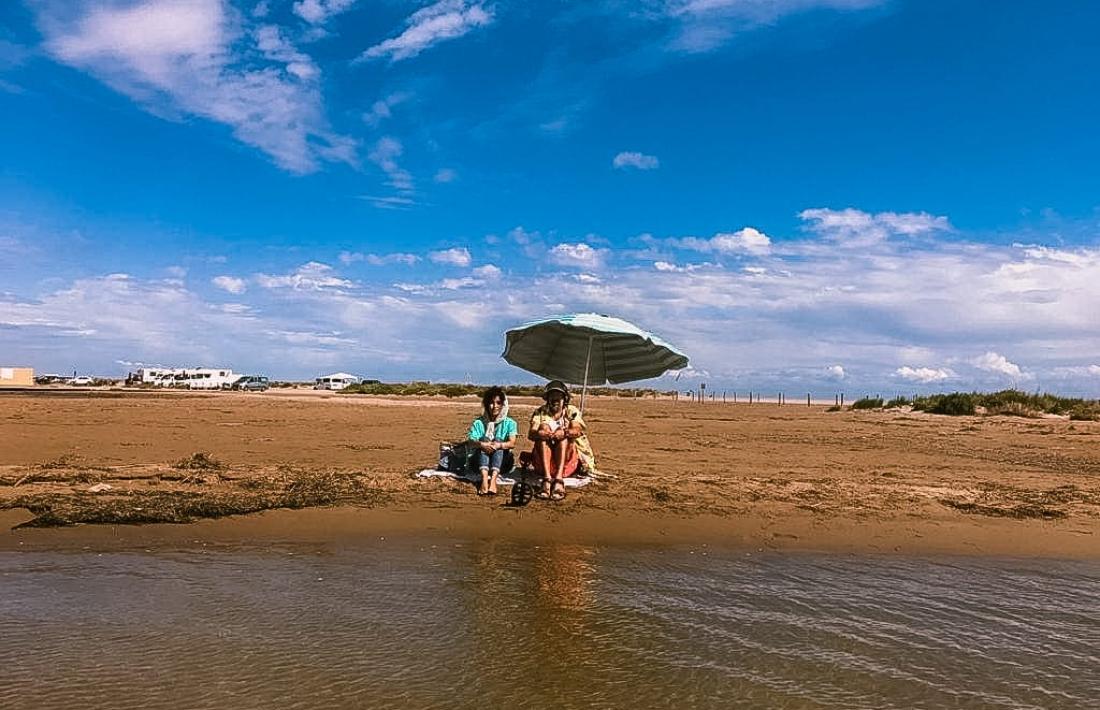 Albert Vilcan és Simon, i Arlette Torres, Valeria: tots dos, la setmana passada a la platja del Trabucador.