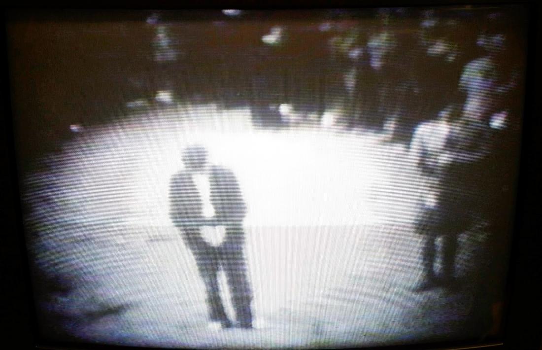 Fotograma de la pel·lícula rodada per Bonaventura Rebés des del balcó de Casa Guillemó durant la lectura de la sentència, amb Pere Areny escoltant el veredicte.