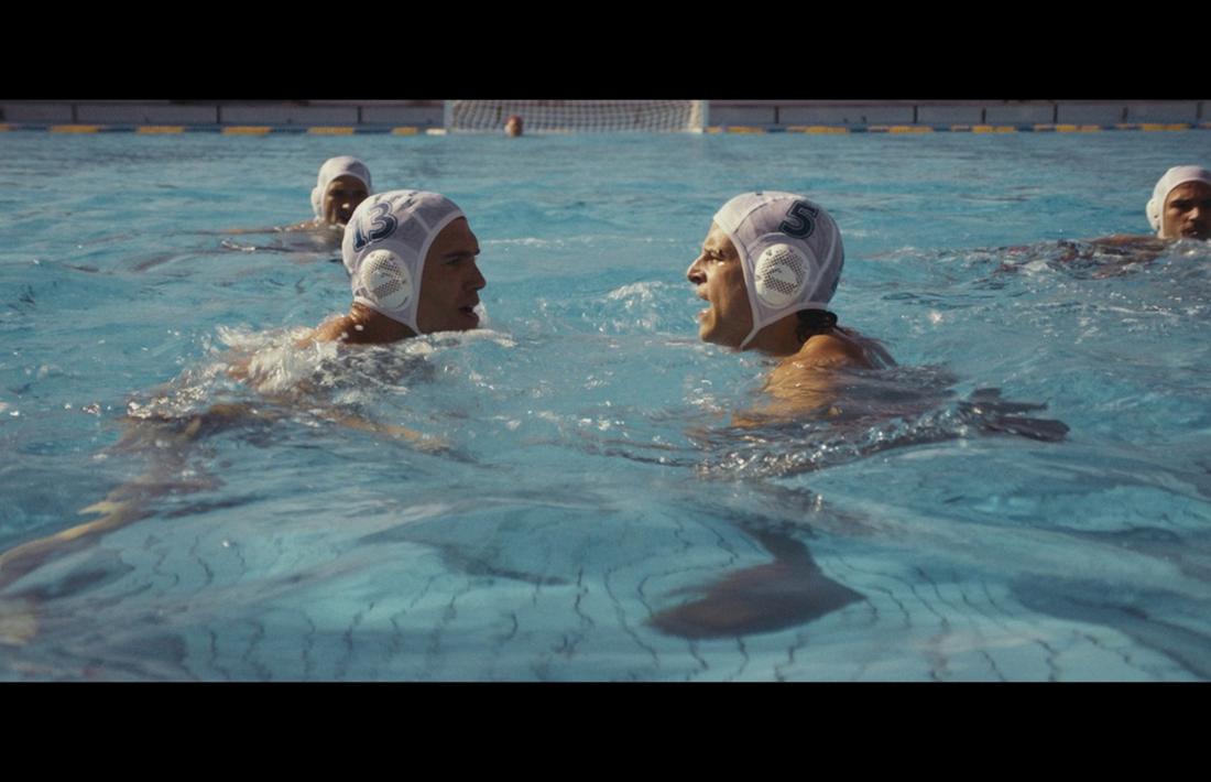 Jaime Lorente, en el paper de Pérez Aguado, i Álvaro Cervantes (Manel Estiarte) a l’inici del rodatge, fa cinc setmanes a la piscina Picornell de Barcelona.