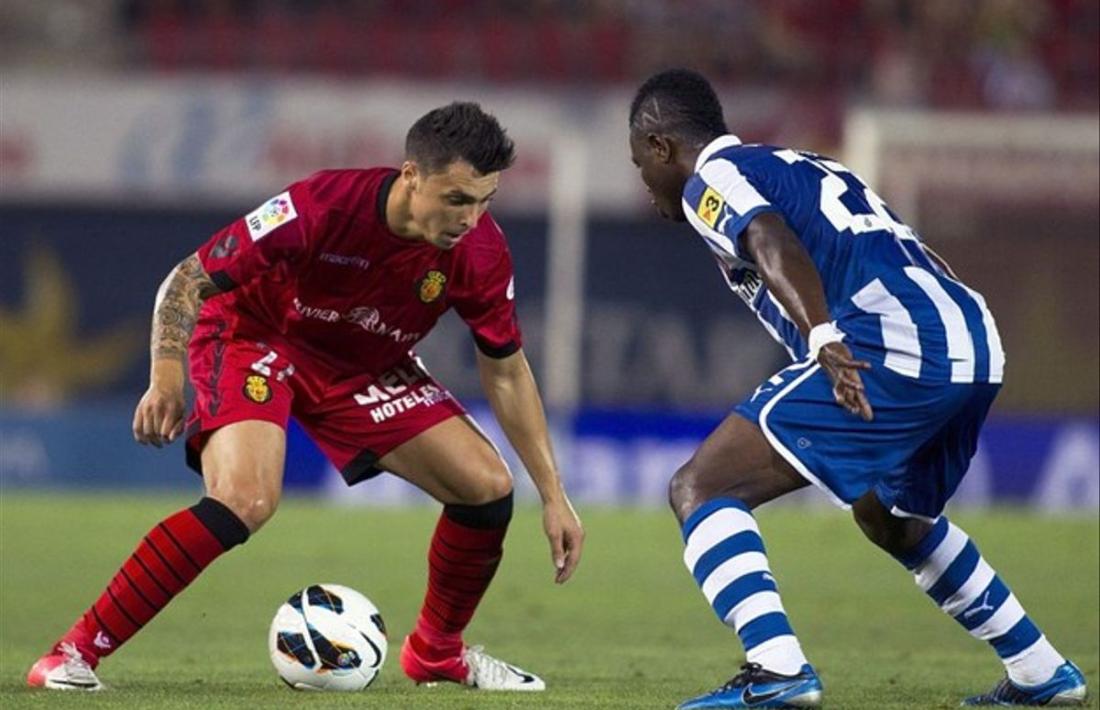 Marc Fernández, amb la samarreta del Mallorca, el dia del seu debut a primera divisió espanyola, defensat per Mubarak Wakaso (Espanyol).