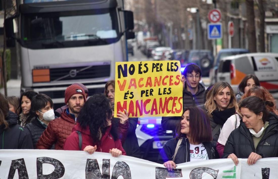 Imatge de la marxa protagonitzada pels docents pels carrers de la Seu. 