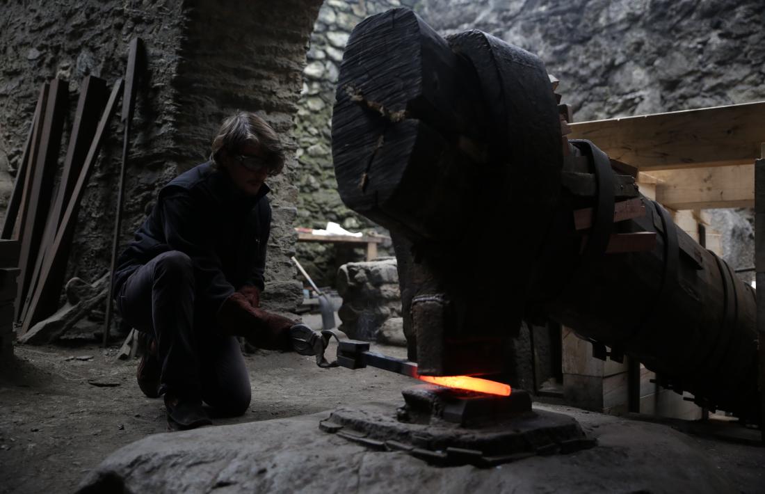 Les massoquetes s’escalfen fins als 800º i quan estan roents es treballen a cop de martinet per donar-los forma de lingot.