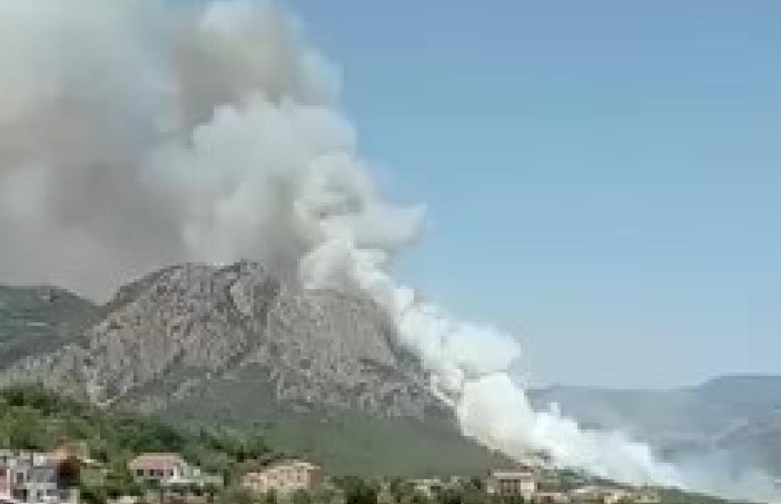 L'incendi, 'escalant' el roc peramolí. 