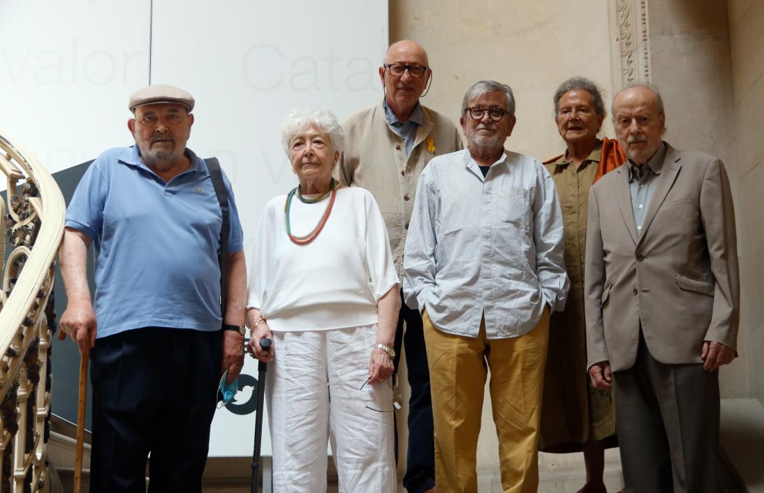 Josep Espunyes, a l'esquerra de la imatge, amb la resta d'homenatjats per la Institució de les Lletres Catalanes.