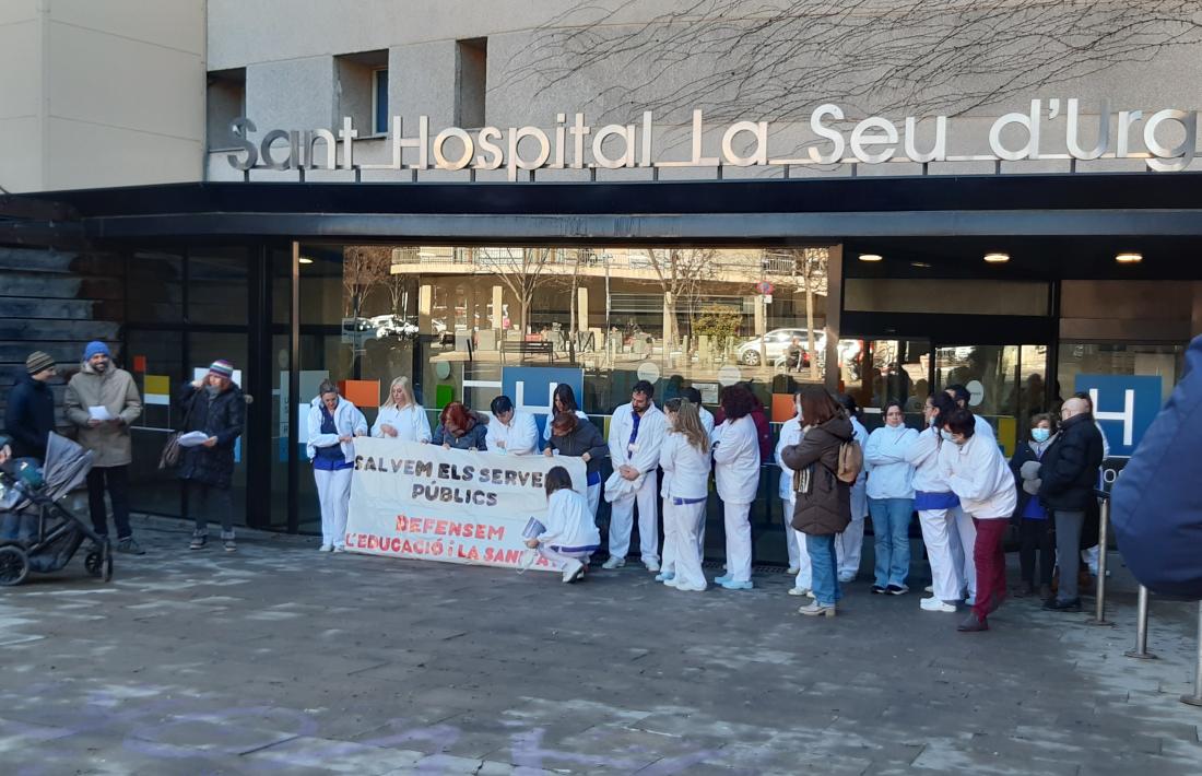 La protesta dels facultatius davant el Sant Hospital de la Seu d'Urgell.