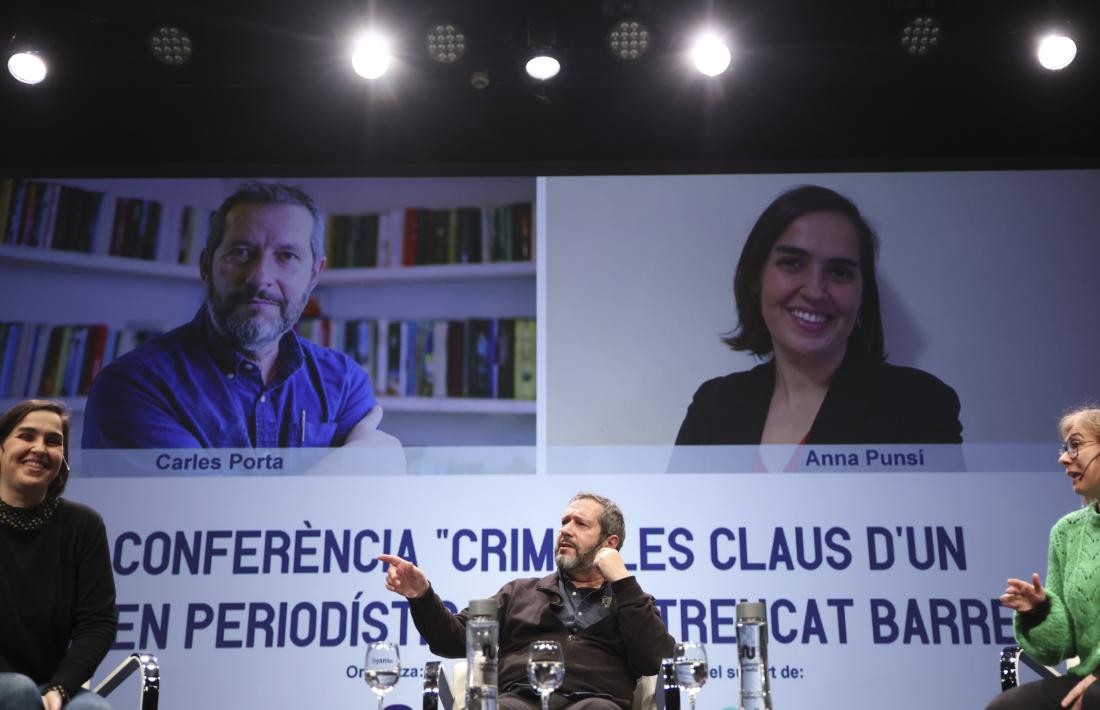 Els periodistes, durant el debat, a l’equipament de la capital. 