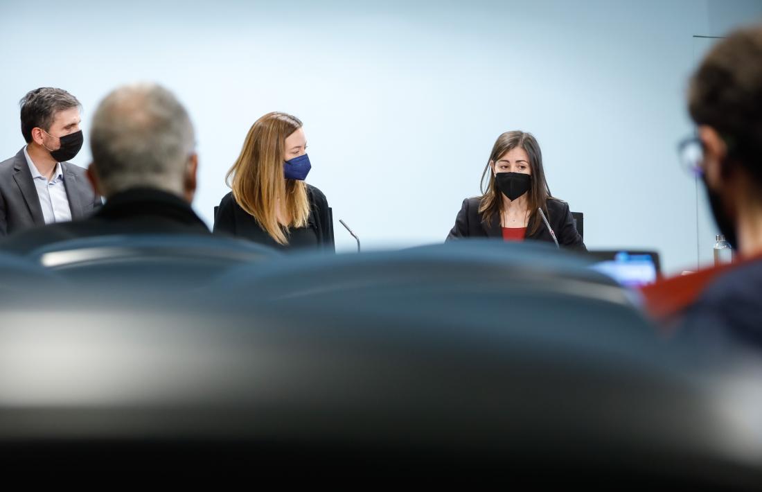 Joan Micó, Helena Mas i Roser Bellmunt en la presentació de la primera enquesta de la Covid persistent.