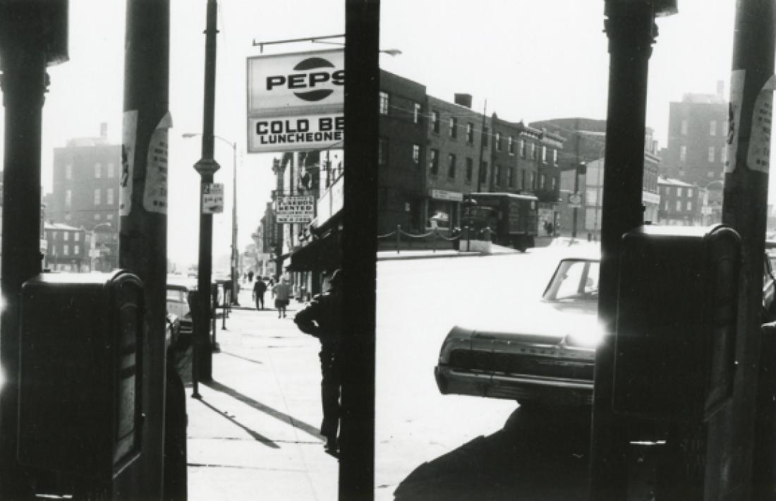 Metzker tenia especial tirada per la doble exposició, com en aquest ‘Double frame’ del 1967.