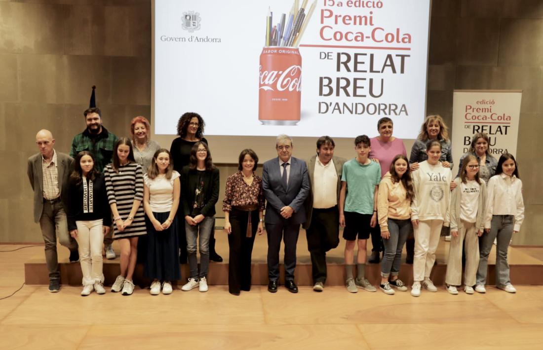 Foto de família del ministre i els guardonats al concurs de relats, avui.