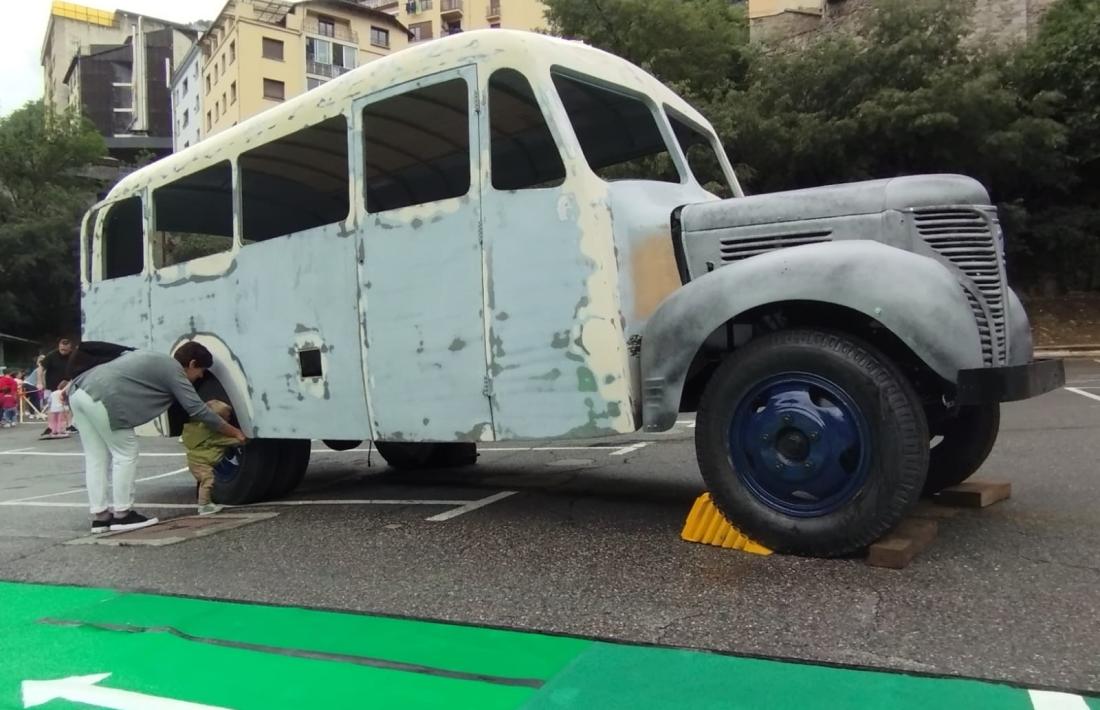 Una desena de curiosos es va acostar ahir a l’aparcament del Pouader per comprovar l’estat del Fargo després de quatre anys de feina.