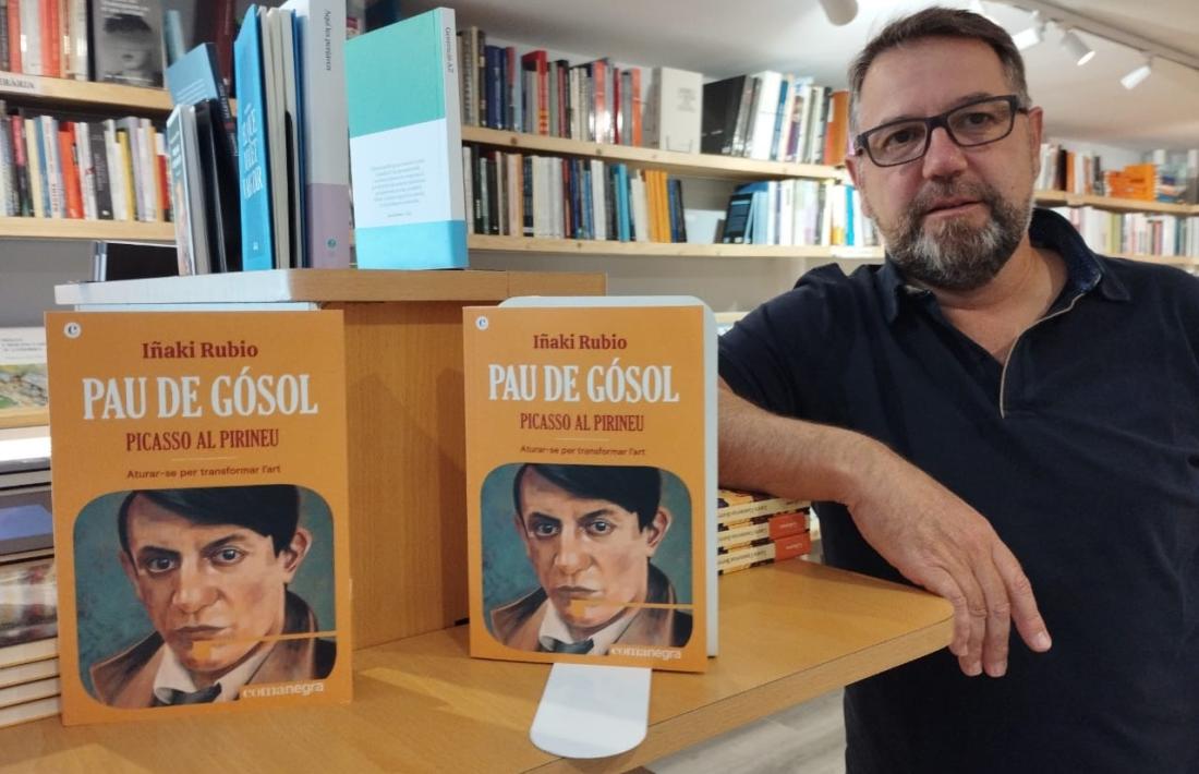 Iñaki Rubio posa a la Trenca amb els exemplars de 'Pau de Gòsol', ja a la venda.