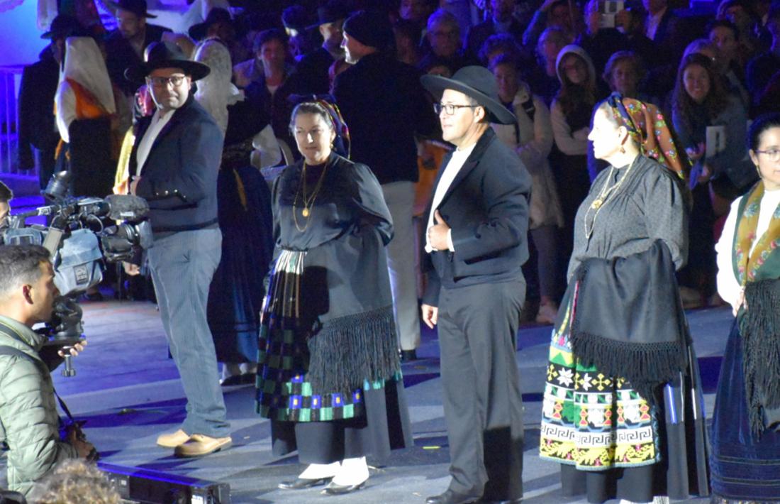 El Grup de Folklore Casa de Portugal, presenta a la defilada del vestit tradicional portuguès d'aquest cap de setmana.