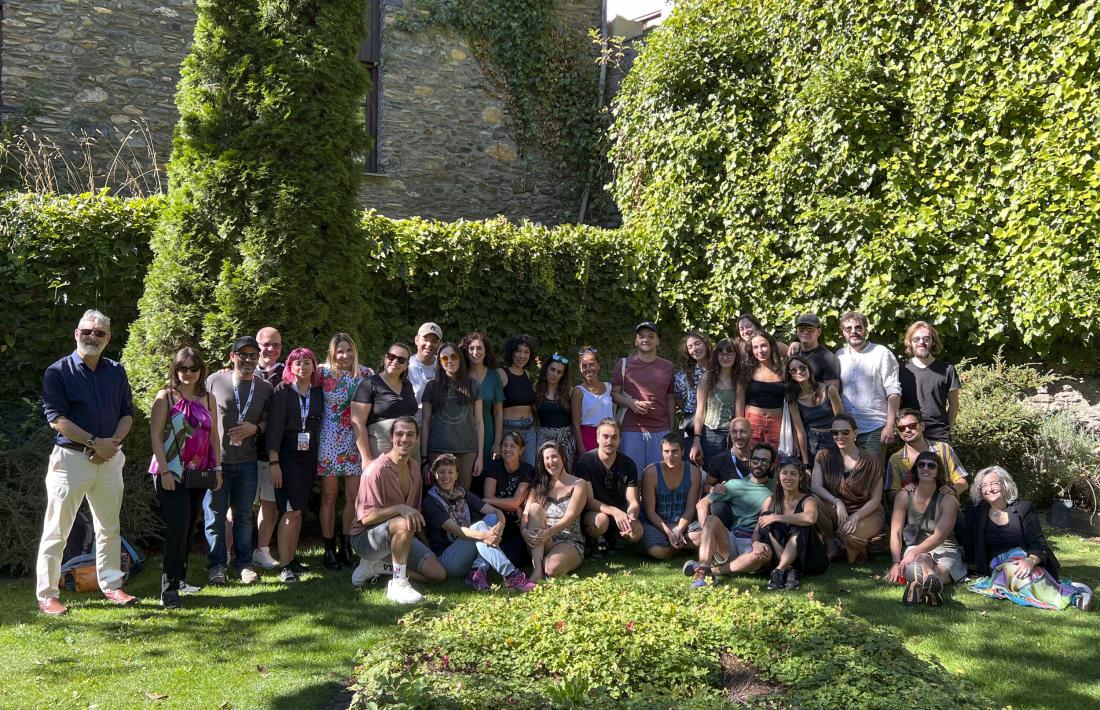 Foto de família dels participants en el dinar de clausura als jardins d’Areny-Plandolit.